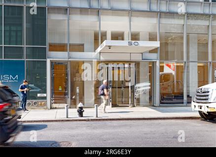 Die untersten 22 Stockwerke des Prism Tower sind Mietwohnungen, die durch die Glasfront in der 50 East 28. Street betreten werden. Stockfoto