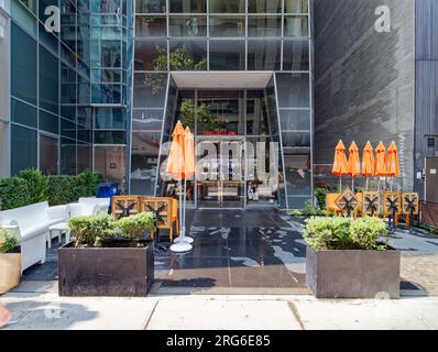 Tarallucci e Vino Nomad, italienisches Restaurant an der East 28. Street plaza des Prism Tower. Stockfoto