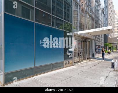 Die untersten 22 Stockwerke des Prism Tower sind Mietwohnungen, die durch die Glasfront in der 50 East 28. Street betreten werden. Stockfoto