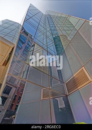 Der glasüberzogene Prism Tower steht im Kontrast zu den Nachbarstaaten aus Ziegeln und Steinen an der Park Avenue South im Manhattan-Viertel Nomad. Stockfoto