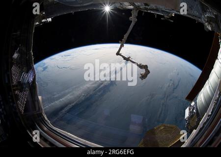 Blick auf den Planeten Erde aus dem Fenster der Internationalen Raumstation. Stockfoto