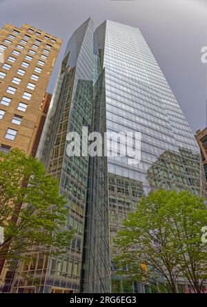 Der glasüberzogene Prism Tower steht im Kontrast zu den Nachbarstaaten aus Ziegeln und Steinen an der Park Avenue South im Manhattan-Viertel Nomad. Stockfoto