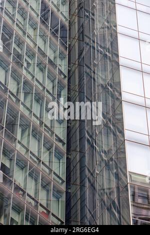 Ein dickes Glasgitter an der Kreuzung der Türme entlang der Fassade der Park Avenue South im Nomad District von Manhattan. Stockfoto