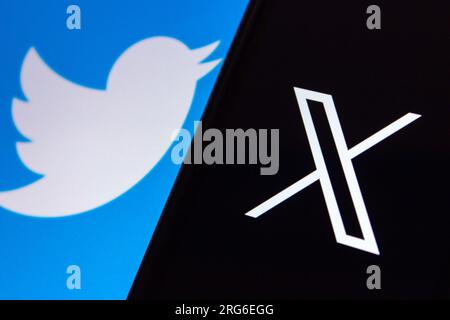 Vancouver, KANADA - Aug 7 2023 : Konzeptbild des X-Logos von Elon Musk in einem iPhone auf Twitter-Logo. Stockfoto