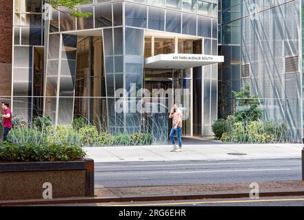 Die untersten 22 Stockwerke des Prism Tower sind Mietwohnungen, die durch die Glasfront in der 50 East 28. Street betreten werden. Stockfoto