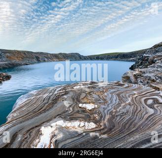 Gestreifte Stein in der Nähe von Storglomvatnet Stausee (Meloy, Norge) Stockfoto