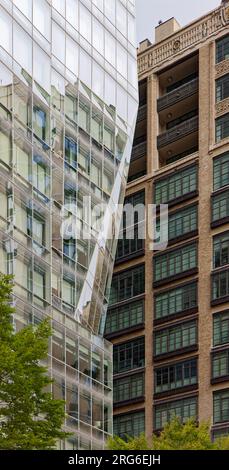 Der glasüberzogene Prism Tower steht im Kontrast zu den Nachbarstaaten aus Ziegeln und Steinen an der Park Avenue South im Manhattan-Viertel Nomad. Stockfoto