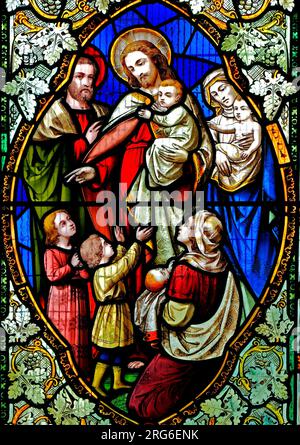 Leiden Sie die kleinen Kinder, Segen durch Jesus, Buntglasfenster, von ward & Hughes, 1869, Stanhoe Kirche, Norfolk, England Stockfoto