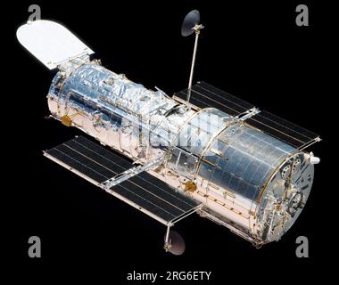 Das Hubble-Weltraumteleskop schwebt vor dem Hintergrund des Weltraums. Stockfoto