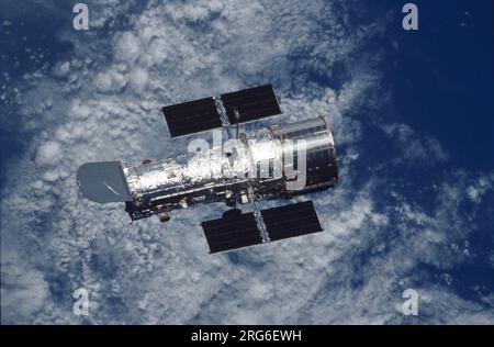 Das Hubble-Weltraumteleskop schwebt vor dem Hintergrund der Erde. Stockfoto