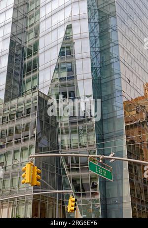 Der glasüberzogene Prism Tower steht im Kontrast zu den Nachbarstaaten aus Ziegeln und Steinen an der Park Avenue South im Manhattan-Viertel Nomad. Stockfoto