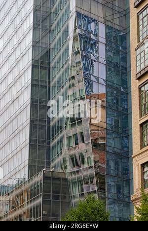 Der glasüberzogene Prism Tower steht im Kontrast zu den Nachbarstaaten aus Ziegeln und Steinen an der Park Avenue South im Manhattan-Viertel Nomad. Stockfoto