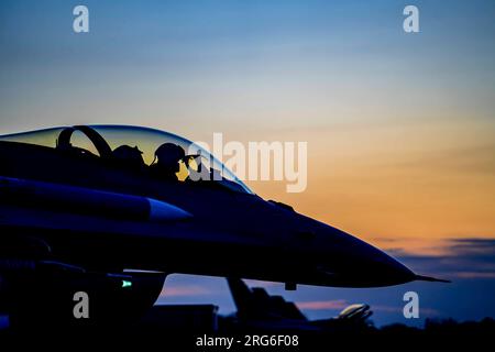 F-16 Fighting Falcon wartet auf Taxi für Abendeinsätze in Joe Foss Field, S.D., 26. April 2023. Foto von Staff Sgt. Taylor Solberg Stockfoto