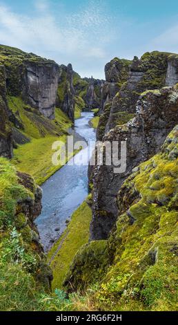 Der Fluss Fjadra fließt durch den wunderschönen Fjadrargljufur Canyon. Südinsland. Der bedeckte Herbsttag. Es liegt in der Nähe der Ringstraße, nicht weit von der Stockfoto