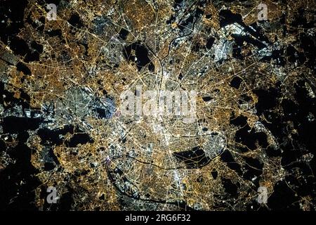 Blick aus dem Weltall von Paris, Frankreich, bei Nacht, mit der seine, die durch die Mitte fließt. Stockfoto