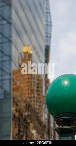 Der glasüberzogene Prism Tower steht im Kontrast zu den Nachbarstaaten aus Ziegeln und Steinen an der Park Avenue South im Manhattan-Viertel Nomad. Stockfoto