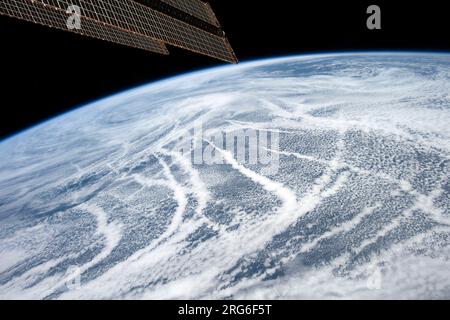 Blick aus dem Weltraum auf Wolkenmuster südlich der Aleuten-Inseln. Stockfoto