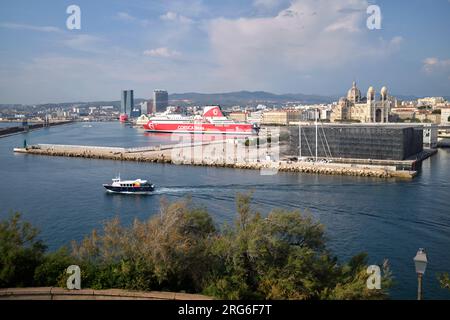 Blick über den Hafen mit MuCEM und korsischer Passagierfähre in Marseille, Frankreich Stockfoto