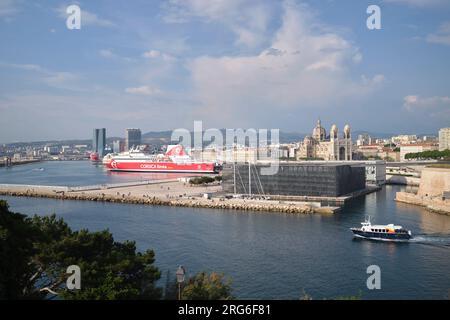 Blick über den Hafen mit MuCEM und korsischer Passagierfähre in Marseille, Frankreich Stockfoto