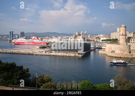 Blick über den Hafen mit MuCEM und korsischer Passagierfähre in Marseille, Frankreich Stockfoto