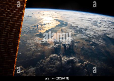 Blick aus dem All, während die Sonne über dem Celebes-Meer in Südostasien über Indonesien strahlt. Stockfoto