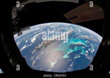 Wolken verfolgen die Inseln des Karibischen Meeres auf diesem Foto, das von der Internationalen Raumstation aufgenommen wurde. Stockfoto
