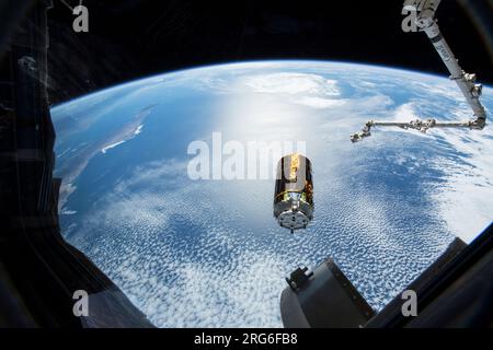 Das japanische Nachlieferungsschiff HTV-7, nachdem es aus den Griffen des Roboterarms Canadarm2 gelöst wurde. Stockfoto