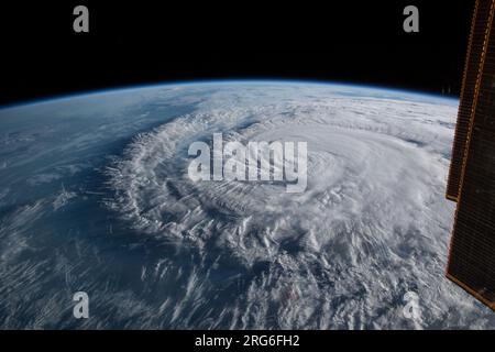 Blick aus dem All auf den Hurrikan Florence, der in der Nähe von Wrightsville Beach, North Carolina, landete. Stockfoto