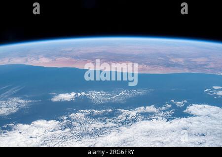 Blick aus dem All mit Blick auf den Atlantischen Ozean und die Südwestküste Afrikas. Stockfoto