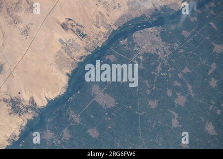 Blick aus dem All auf die Stadt Beni Suef, Ägypten, am Westufer des Nils. Stockfoto