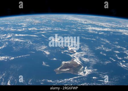 Die hawaiianische Inselkette wird dargestellt, als die International Space Station über dem Pazifik umkreist. Stockfoto