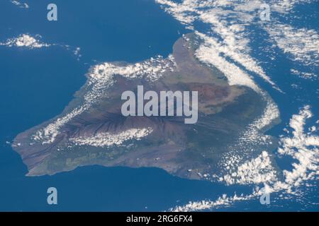 Blick aus dem All auf die große Insel Hawaii mit ihren Bergen Mauna Loa und Mauna Kea. Stockfoto