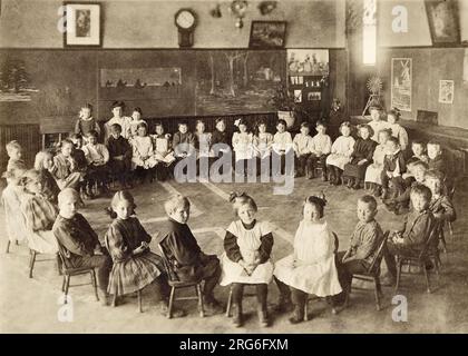 Schule 1900er Jahre, Kindergarten, Kinder im Kreis, Jahrhundertwende Stockfoto