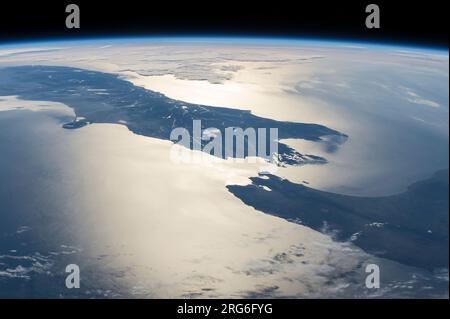 Panorama aus dem All mit Blick auf die Cook Strait, zwischen Neuseelands Nord- und Südinseln. Stockfoto