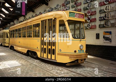 Das Museum für Stadtverkehr in Brüssel bietet Ihnen eine breite Sammlung von Fahrzeugen, die seit mehr als einem Jahr auf den Straßen der Hauptstadt unterwegs sind Stockfoto