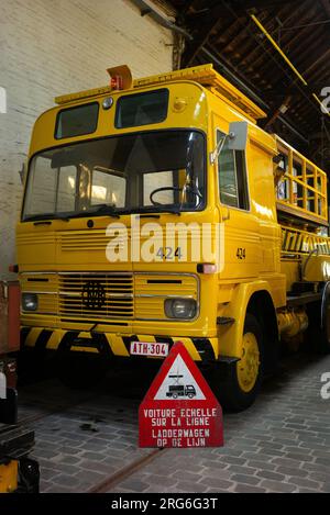 Das Museum für Stadtverkehr in Brüssel bietet Ihnen eine breite Sammlung von Fahrzeugen, die seit mehr als einem Jahr auf den Straßen der Hauptstadt unterwegs sind Stockfoto