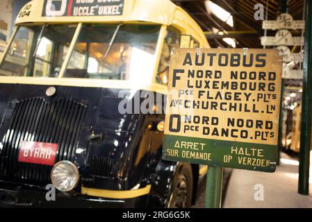 Das Museum für Stadtverkehr in Brüssel bietet Ihnen eine breite Sammlung von Fahrzeugen, die seit mehr als einem Jahr auf den Straßen der Hauptstadt unterwegs sind Stockfoto