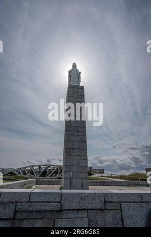 Statue der Jungfrau Maria mit bewölktem und sonnigen Himmel über dem Kalvarien Stockfoto