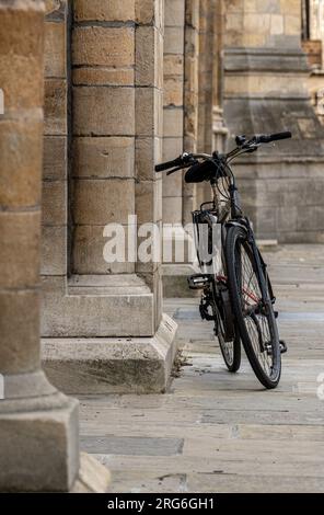 Ein Fahrrad, das sich gegen eine alte Steinmauer lehnt Stockfoto