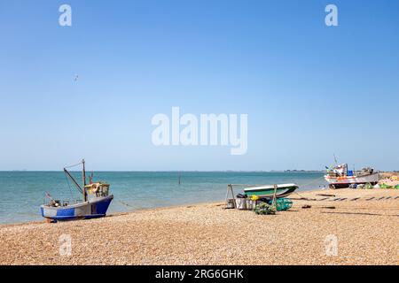 Aktive Fischerboote fuhren am Strand von Hythe in Kent, Großbritannien Stockfoto