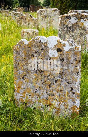 Grabstein auf einem englischen Friedhof Stockfoto