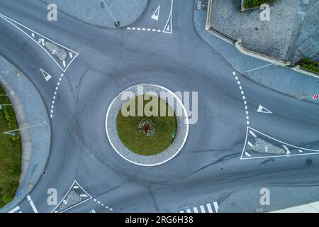 Zenithale Luftaufnahme eines Verkehrskreises mit Drohne Stockfoto