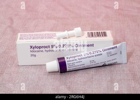 Xyloproct Hämorrhoidalsalbe Tube und Box Stockfoto