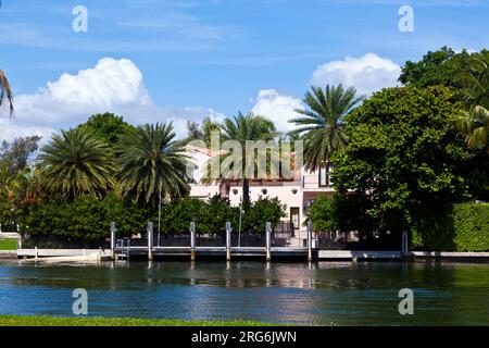 MIAMI, USA - JULI 28: Neue Apartments am Kanal am 28,2010. Juli in Miami South, USA. Der Pine Tree Drive gilt als das beste Viertel für Luxus Stockfoto