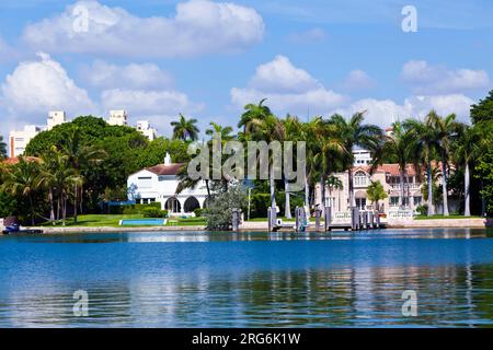 MIAMI, USA - JUL 28: Luxushäuser am Kanal am 28,2010. Juli in Miami South, USA. Pine Tree Drive gilt als die beste Gegend für Luxus Stockfoto