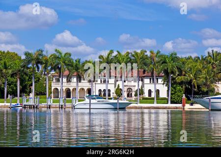 MIAMI, USA - JUL 28: Luxushäuser am Kanal am 28,2010. Juli in Miami South, USA. Pine Tree Drive gilt als die beste Gegend für Luxus Stockfoto