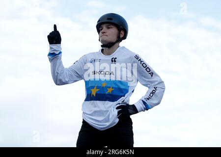 Die tschechische Iveta Miculycova reagiert, nachdem sie vom Fahrrad gefallen ist, während sie am fünften Tag der UCI-Radweltmeisterschaft 2023 in Glasgow Green in Glasgow am BMX Freestyle Women's Elite Final teilnimmt. Foto: Montag, 7. August 2023. Stockfoto