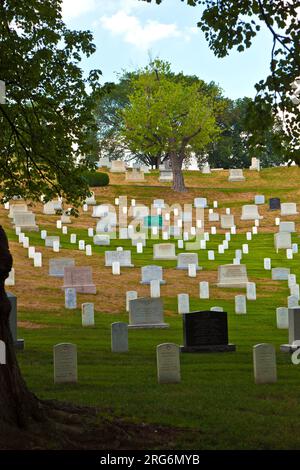 WASHINGTON, USA – 15. JULI: Blick in der Nachmittagssonne auf die Gräber und Grabsteine des Nationalfriedhofs von Arlington am 15,2010. Juli in Washington, USA. Stockfoto