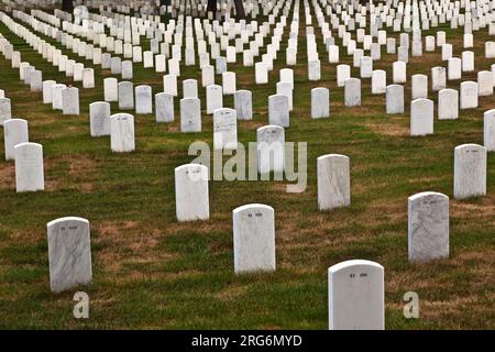 WASHINGTON, USA – 15. JULI: Blick in der Nachmittagssonne auf die Gräber und Grabsteine des Nationalfriedhofs von Arlington am 15,2010. Juli in Washington, USA. Stockfoto