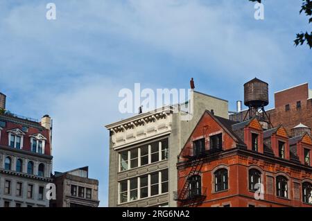 NEW YORK, USA - JULI 13: Lebensgroße Statuen auf Dächern rund um den Flatiron District als Teil von Antony Gormleys Event Horizon Public Art Inst Stockfoto